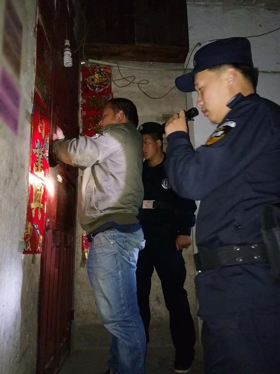 湘西粗心妈妈误将幼女锁家中 