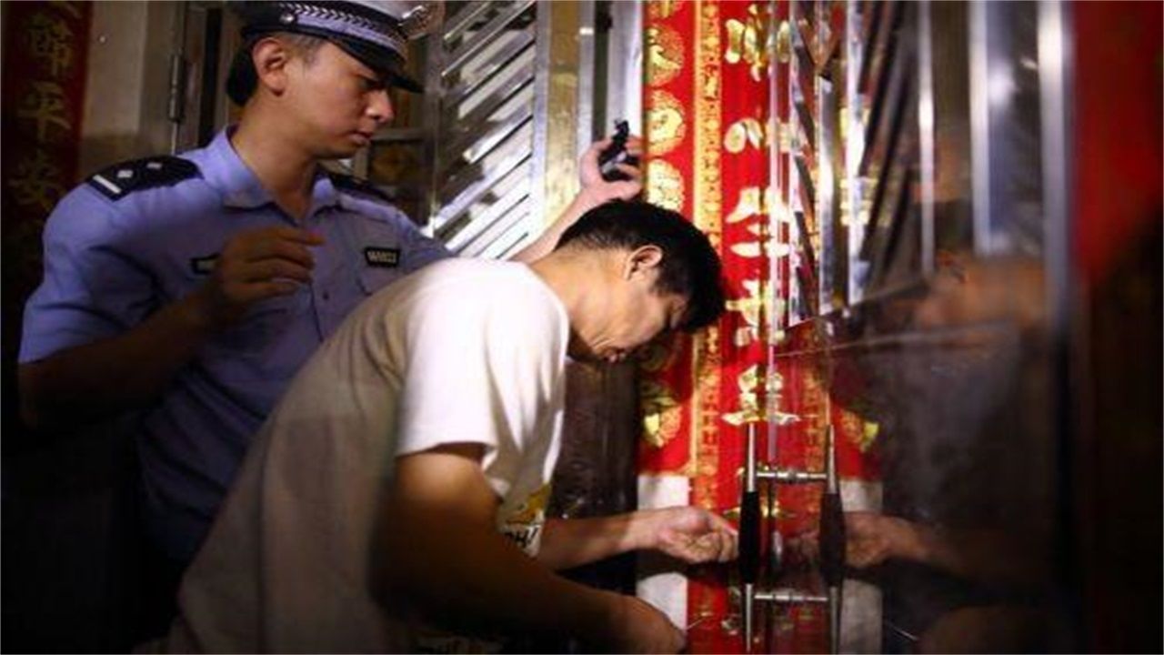 湘西请开锁师傅开了锁后，师傅